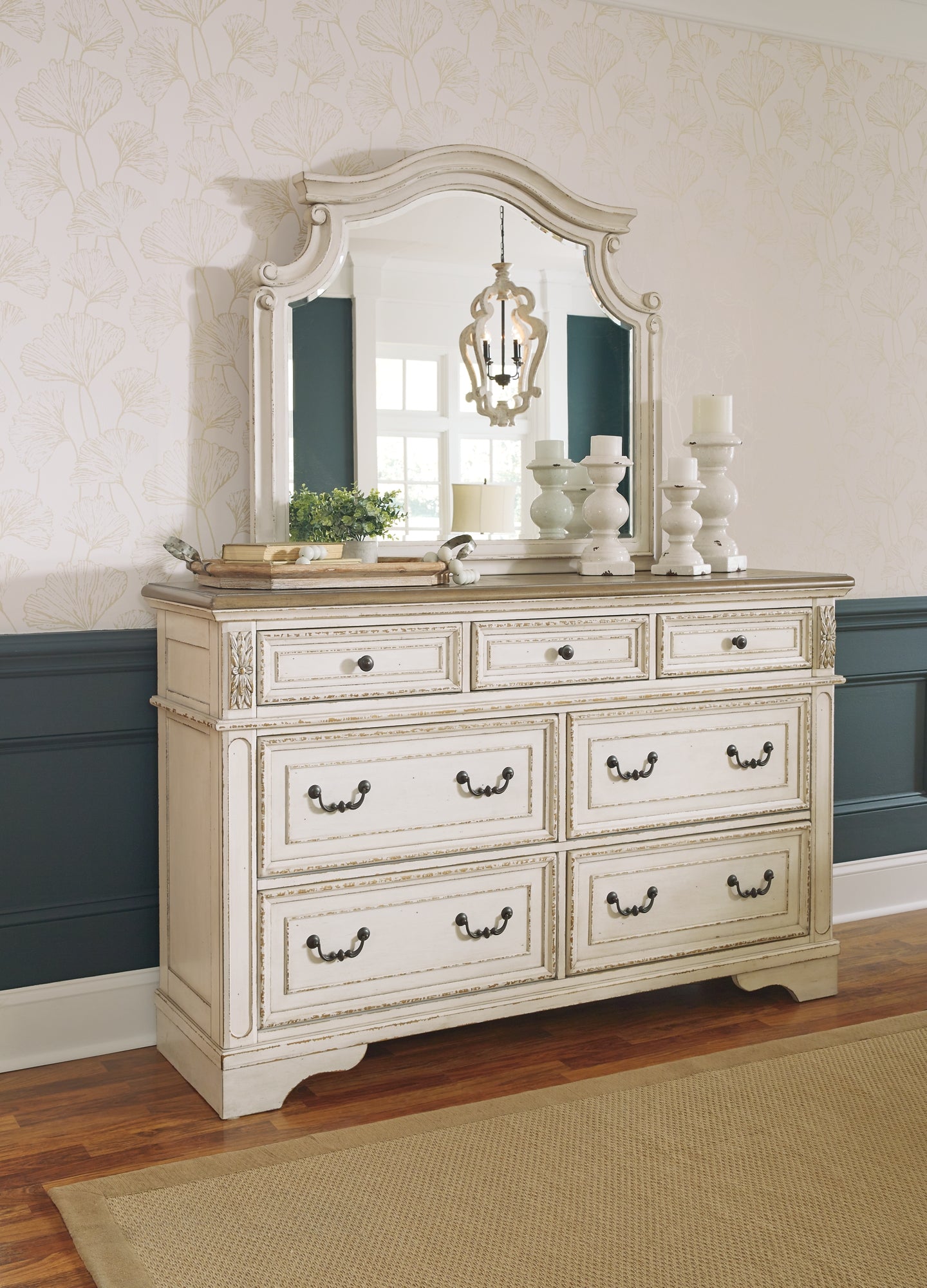 Realyn Sleigh Bed With Mirrored Dresser