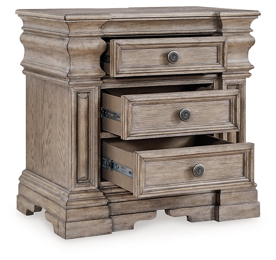 Blairhurst California King Panel Bed with Mirrored Dresser, Chest and Nightstand