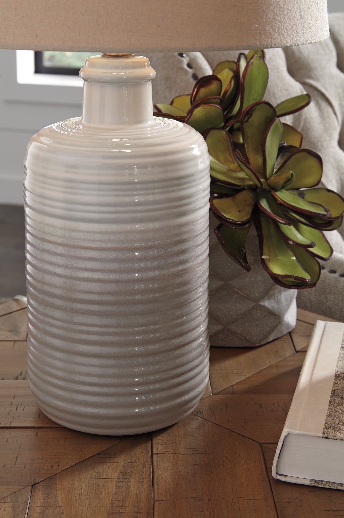 Marnina Ceramic Table Lamp (2/CN) Milwaukee Furniture of Chicago - Furniture Store in Chicago Serving Humbolt Park, Roscoe Village, Avondale, & Homan Square